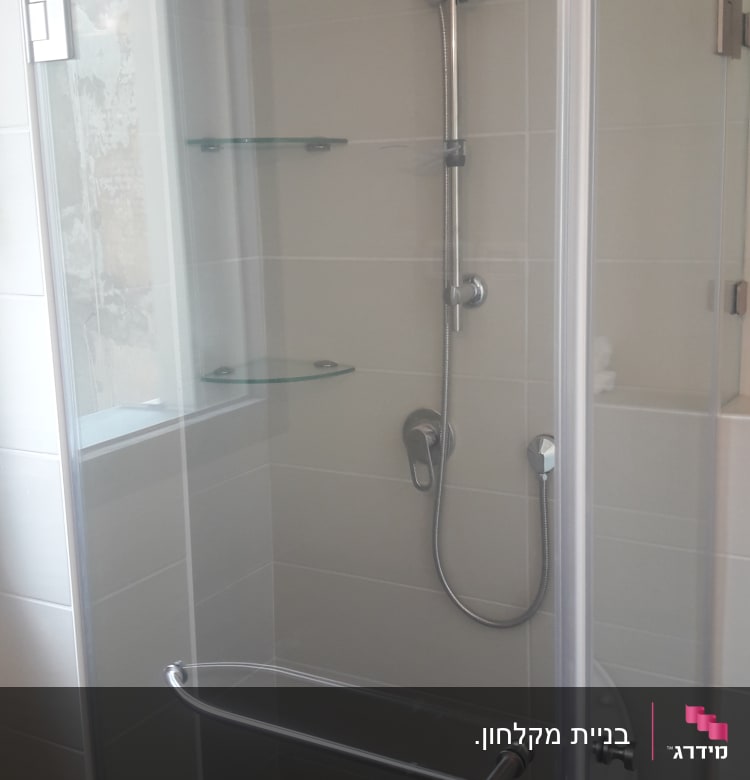 מקלחון זכוכית עם מדפים וראש מקלחת מתכוונן